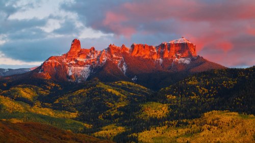 a-beautiful-photo-of-the-san-juan-mountains-in-colorado-chimney-rock-is-on-the-left-and-courthouse-mountain-is-on-the-right