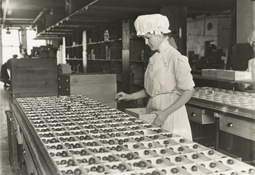1904 Huyler Candy Workerc